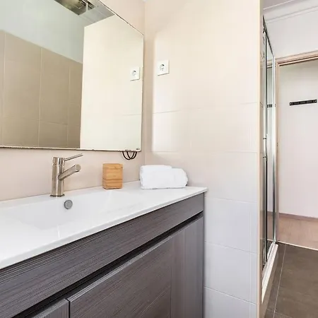 Bronze Spectrums In This Fully Renovated Flat Apartment Lisbon