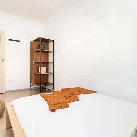 Bronze Spectrums In This Fully Renovated Flat * Lisbon