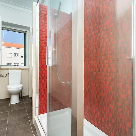 Bronze Spectrums In This Fully Renovated Flat *