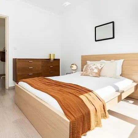 Bronze Spectrums In This Fully Renovated Flat * Lisbon