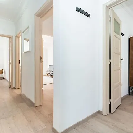 Bronze Spectrums In This Fully Renovated Flat *