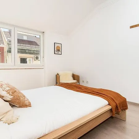 Bronze Spectrums In This Fully Renovated Flat Apartament Lizbona