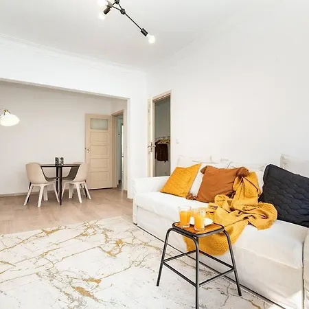 Bronze Spectrums In This Fully Renovated Flat *